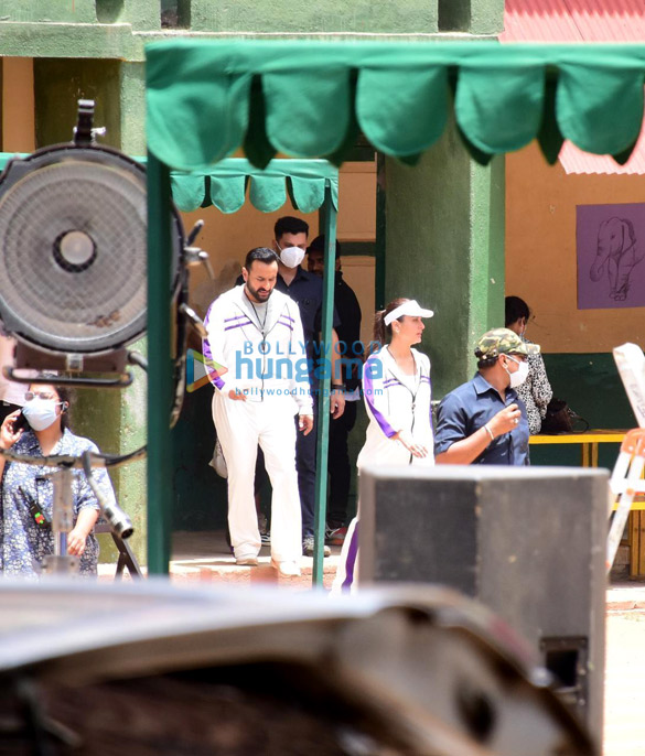 photos saif ali khan and kareena kapoor khan spotted on location for a shoot 2