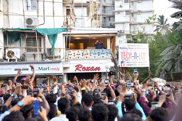 photos salman khan waves to fans outside his residence to wish them for eid 3