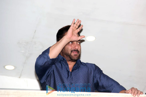 photos salman khan waves to fans outside his residence to wish them for eid4 7