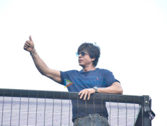 Photos: Shah Rukh Khan snapped waving at fans at Mannat on Eid