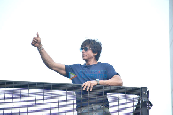 Photos: Shah Rukh Khan snapped waving at fans at Mannat on Eid Photos: Shah Rukh Khan snapped waving at fans at Mannat on Eid