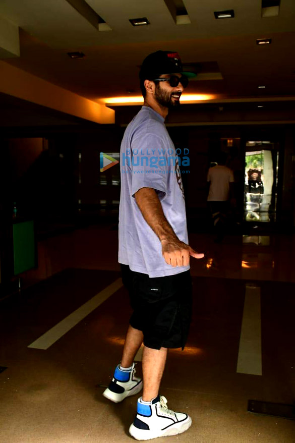photos shahid kapoor and mira rajput snapped in andheri 4
