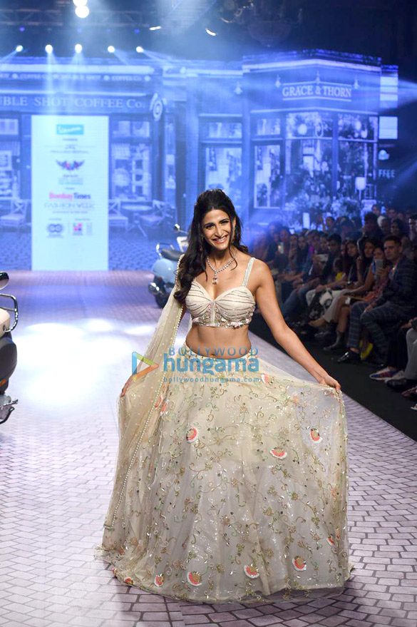 photos shilpa shetty aahana kumra shazahn padamsee and aakanksha singh walk the ramp at the bombay times fashion week 2022 5