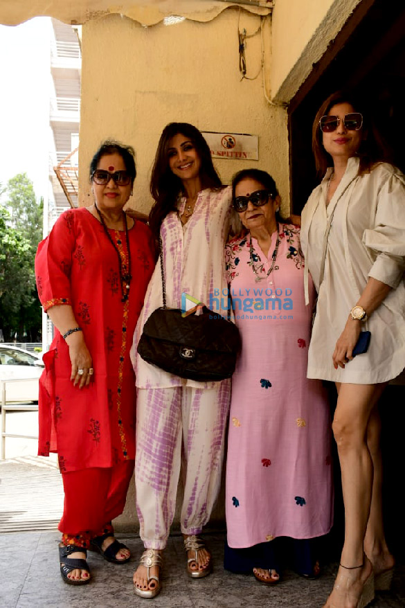 photos shilpa shetty shamita shetty and sunanda shetty snapped at pvr juhu 1