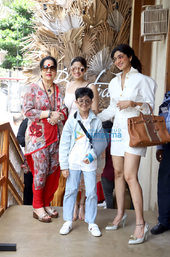 photos shilpa shetty shamita shetty snapped with their mother at bastian in worli 2