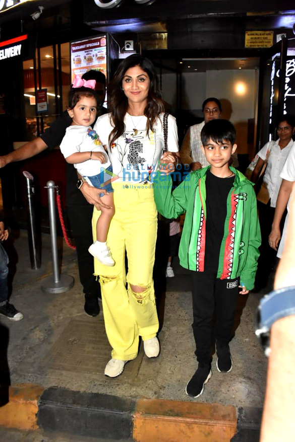 photos shilpa shetty snapped at bastian in khar 4