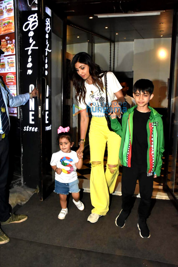 photos shilpa shetty snapped at bastian in khar 5