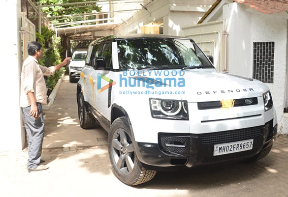 photos sunny deol snapped with his new land rover defender in juhu 4