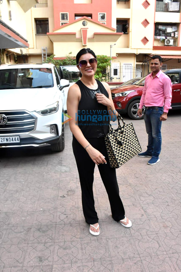 photos sushmita sen snapped at a clinic in bandra 2