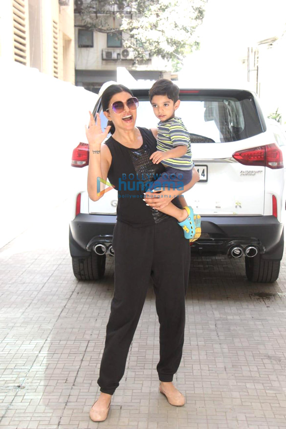 Photos Sushmita Sen spotted at a clinic in Khar (3)