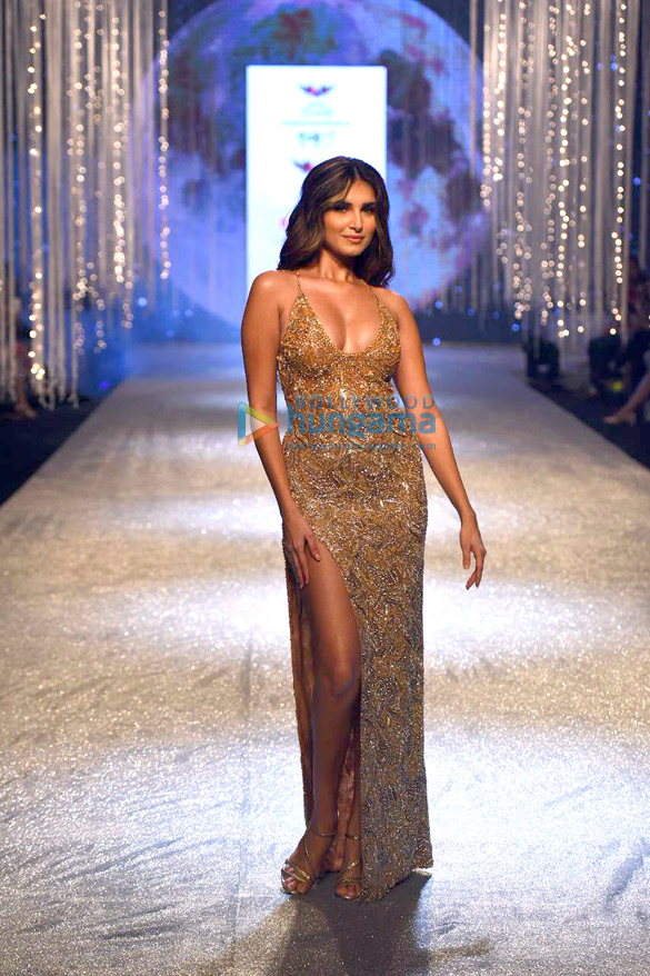 photos tara sutaria walks the ramp at the bombay times fashion week 2022 6