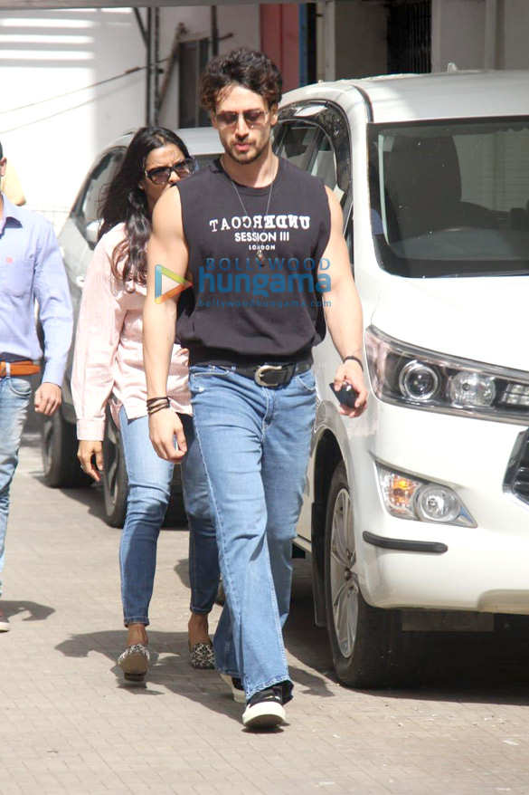 Photos: Tiger Shroff snapped outside the Dharma office in Khar Photos: Tiger Shroff snapped outside the Dharma office in Khar