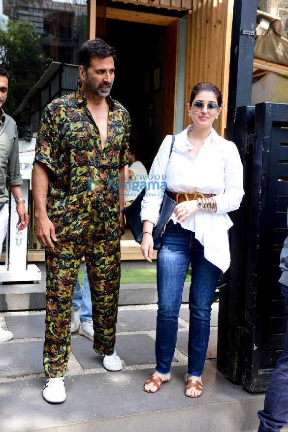 photos twinkle khanna spotted outside a restaurant in bandra 8