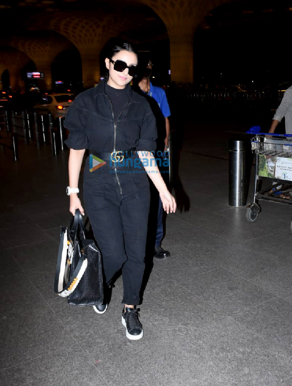 photos varun dhawan janhvi kapoor parineeti chopra and others snapped at the airport 2