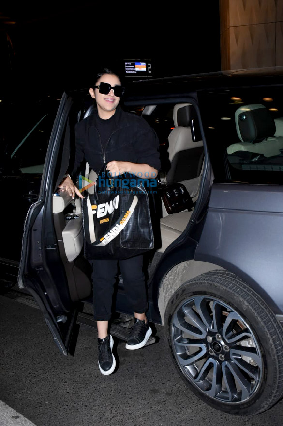 photos varun dhawan janhvi kapoor parineeti chopra and others snapped at the airport 6
