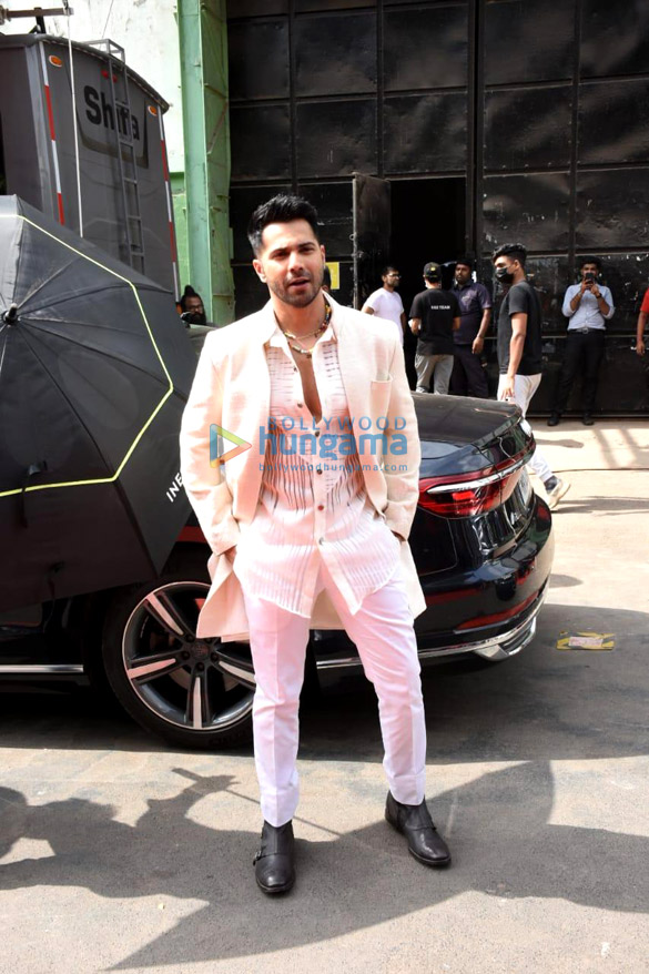 photos varun dhawan kiara advani anil kapoor and neetu kapoor snapped promoting their film jugjugg jeeyo 13
