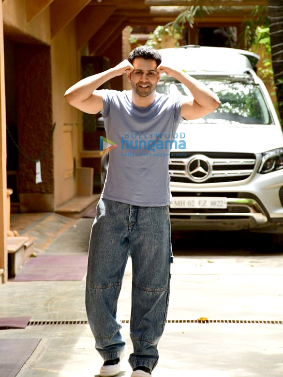 photos varun dhawan snapped at a dance class in juhu 1 2
