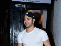 Photos: Varun Dhawan snapped in Juhu
