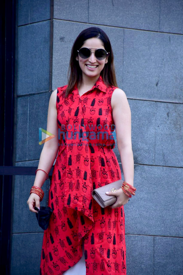 photos yami gautam dhar spotted in bandra along with her family 2