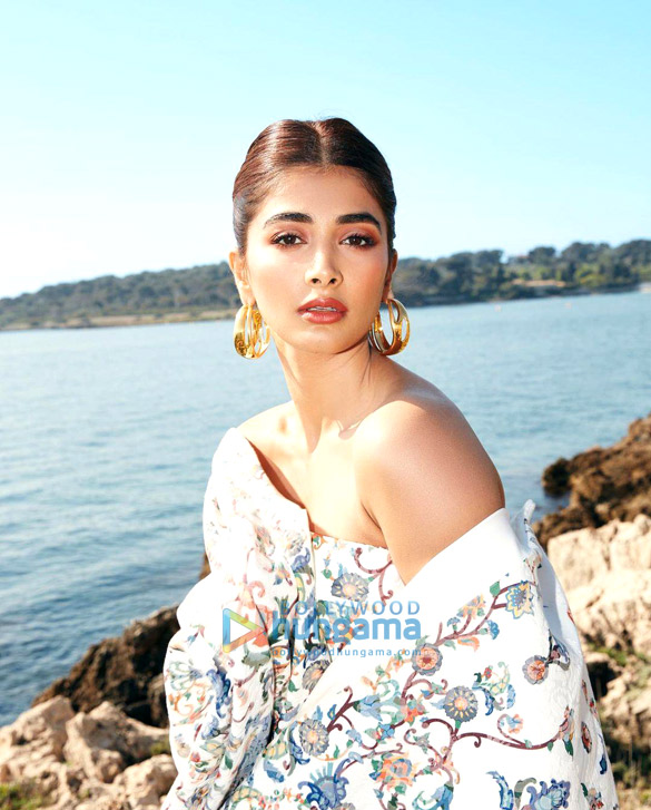 pooja hegde 4 26
