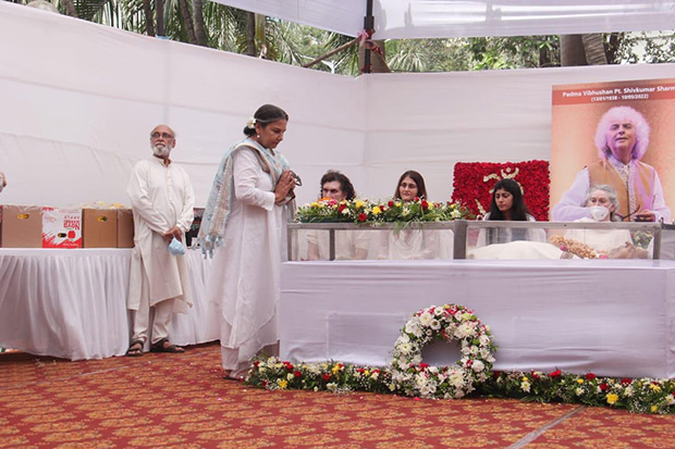 Pandit Shivkumar Sharma Demise: Amitabh Bachchan, Jaya Bachchan, Javed Akhtar and others attend funeral