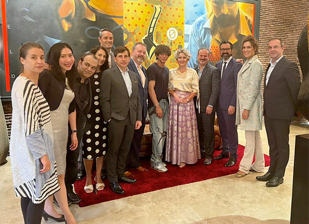 Shah Rukh Khan turns perfect host to consul generals, they hail Baadshah’s hospitality