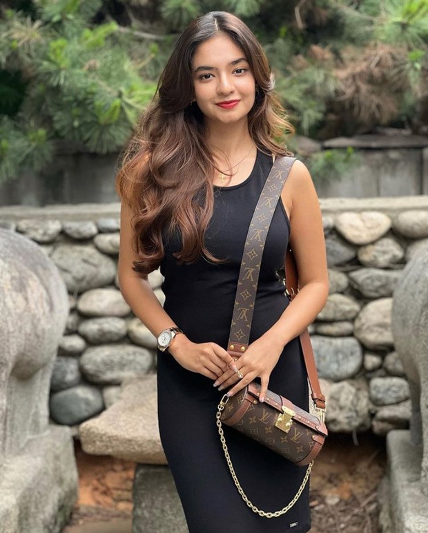 anushka in black dress