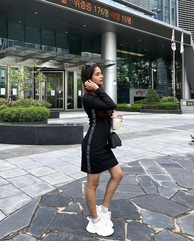 Anushka Sen enjoys her day out in Seoul in black midi dress but it's her Rs  2 lakh bag that we can't take our eyes off 2 : Bollywood News - Bollywood  Hungama