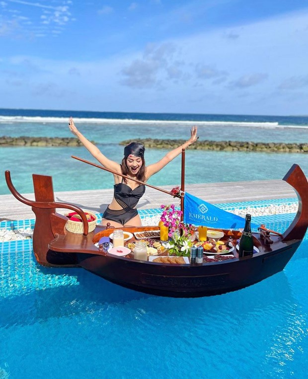 Avneet Kaur looks bewitching in black cut-out swimsuit having breakfast in a Maldives pool