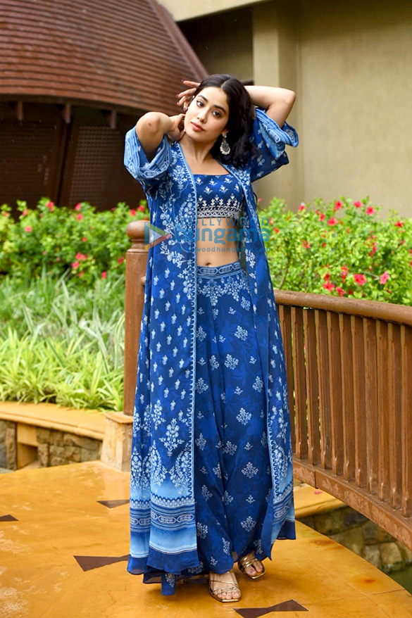 janhvi kapoor snapped promoting good luck jerry in mumbai 1