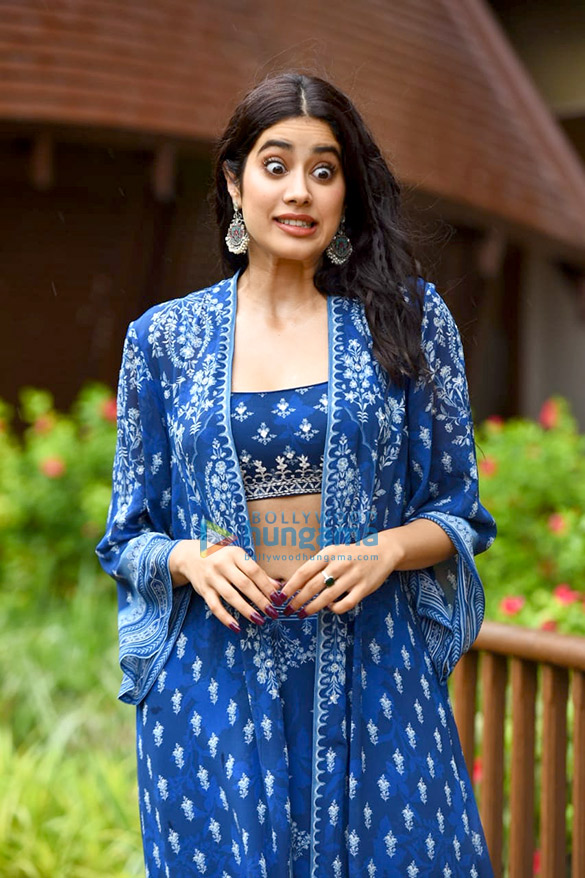 janhvi kapoor snapped promoting good luck jerry in mumbai 6