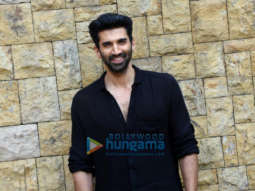Photos: Aditya Roy Kapoor snapped in Mumbai
