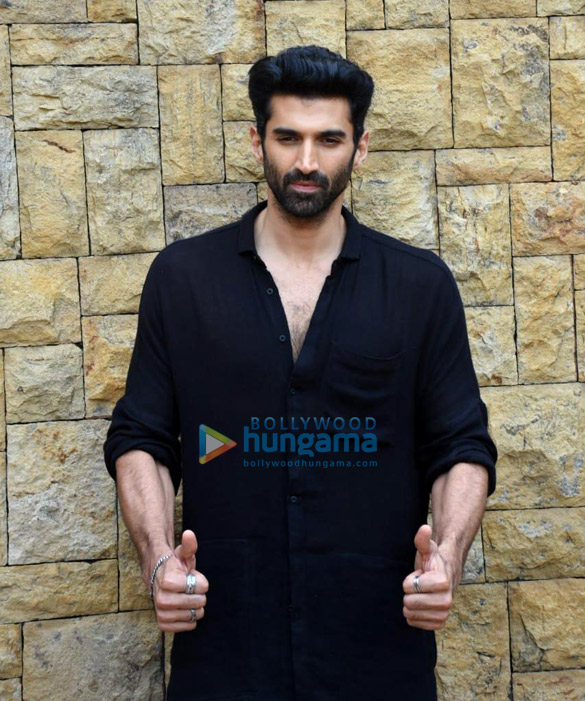 photos aditya roy kapoor snapped in mumbai 4