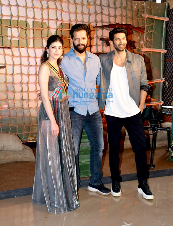 photos aditya roy kapur and kapil verma snapped at the trailer launch of om the battle within 8