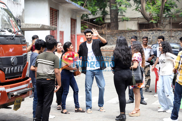 photos aditya roy kapur spotted with fans promoting his film rashtra kavach om 5