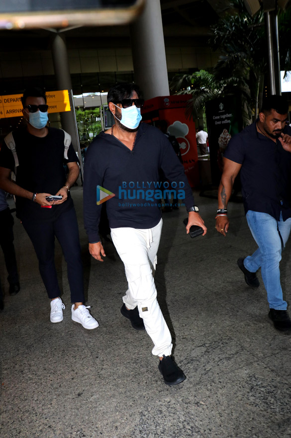 photos ajay devgn shilpa shetty yuvraj singh and shamita shetty snapped at the airport 5