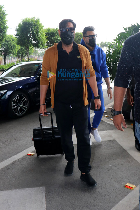 photos ajay devgn and parineeti chopra snapped at the airport 1