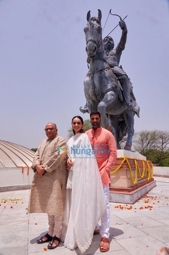 Photos: Akshay Kumar, Manushi Chhillar, and Dr. Chandraprakash Dwivedi snapped promoting the film Samrat Prithviraj at Rai Pithora Fort in Delhi