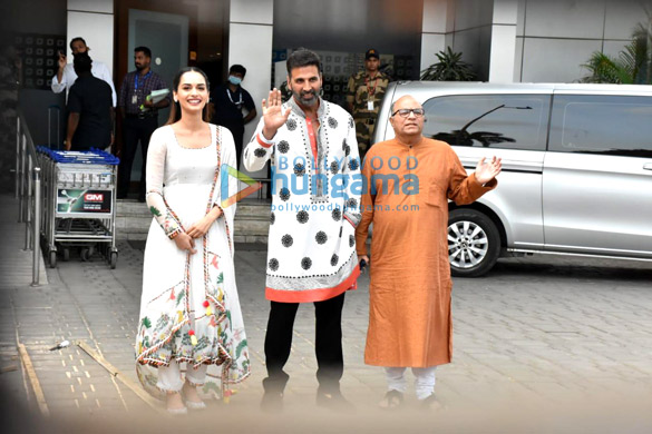 Photos: Akshay Kumar and Manushi Chhillar spotted at Kalina airport Photos: Akshay Kumar and Manushi Chhillar spotted at Kalina airport