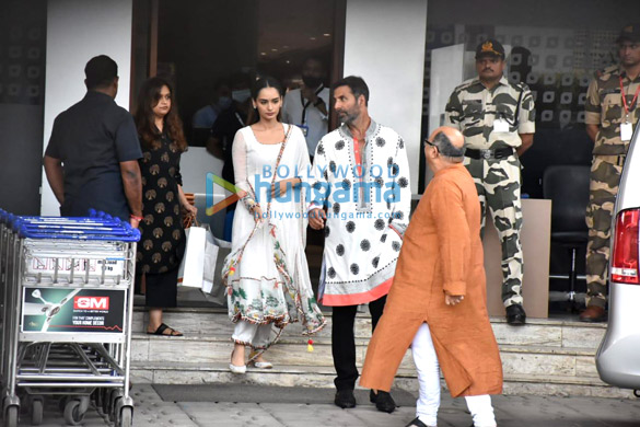 photos akshay kumar and manushi chhillar spotted at kalina airport 4