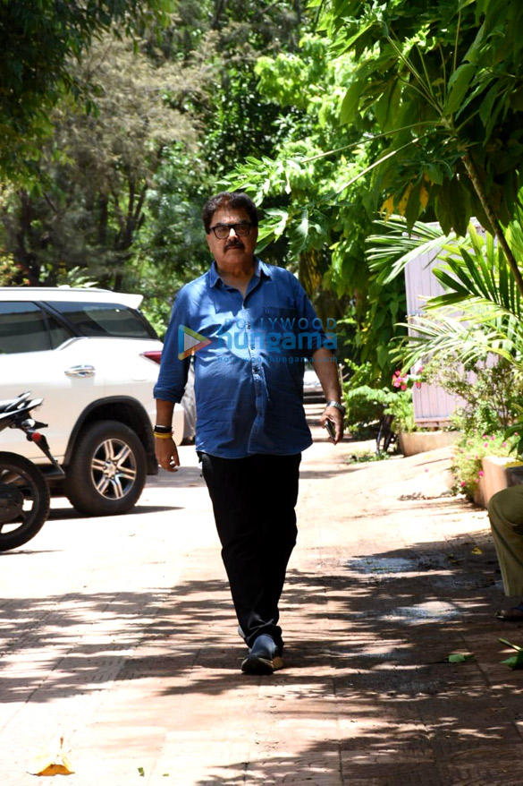 photos celebs arrive at sudhir mishras residence after the filmmakers mother passes away 4