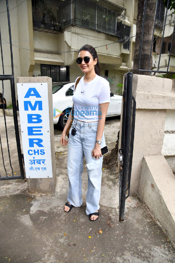 photos huma qureshi and karishma tanna snapped at kromakay salon in juhu 2