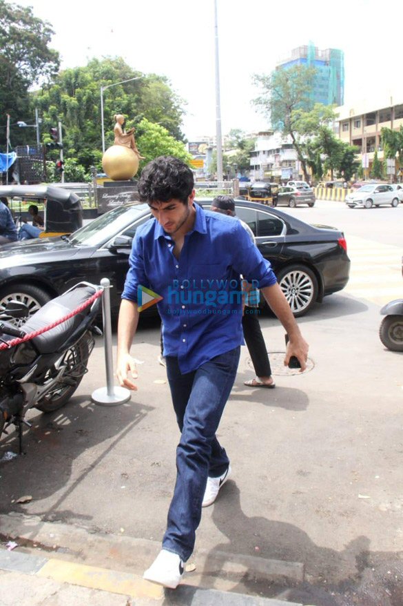 photos ibrahim ali khan snapped at bastian in bandra 1