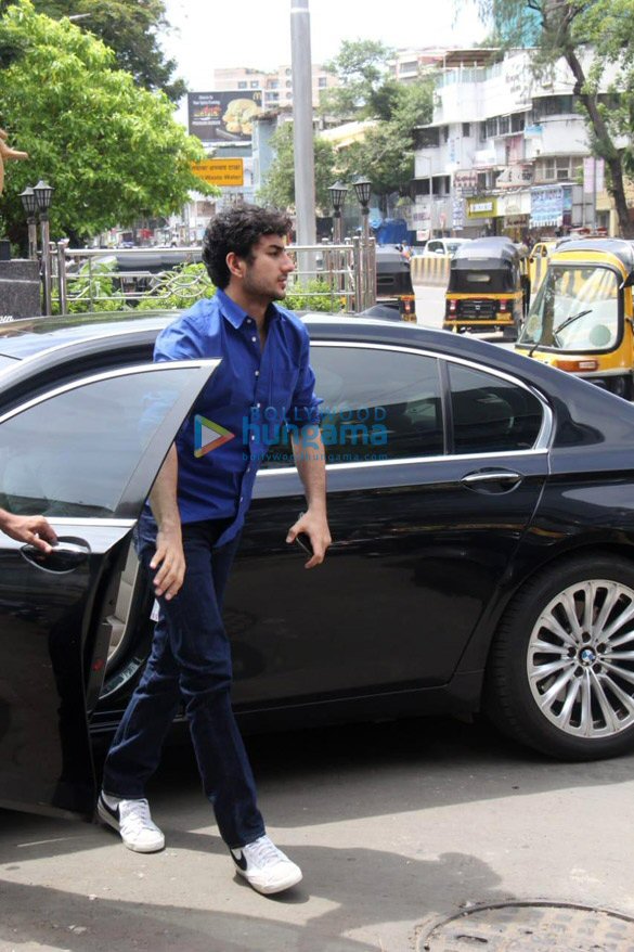 photos ibrahim ali khan snapped at bastian in bandra 5