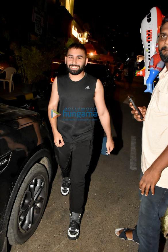 photos janhvi kapoor snapped with her friend at pali bhavan in bandra 2