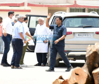 Photos: Javed Akhtar, Hariharan, Raghav Sachar and others visit late singer K K’s residence