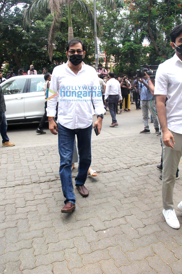 photos javed akhtar hariharan raghav sachar and others visit late singer k ks residence 3