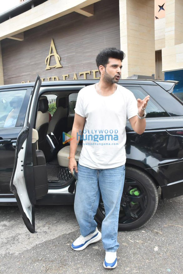 photos karan kundra snapped in bandra 2