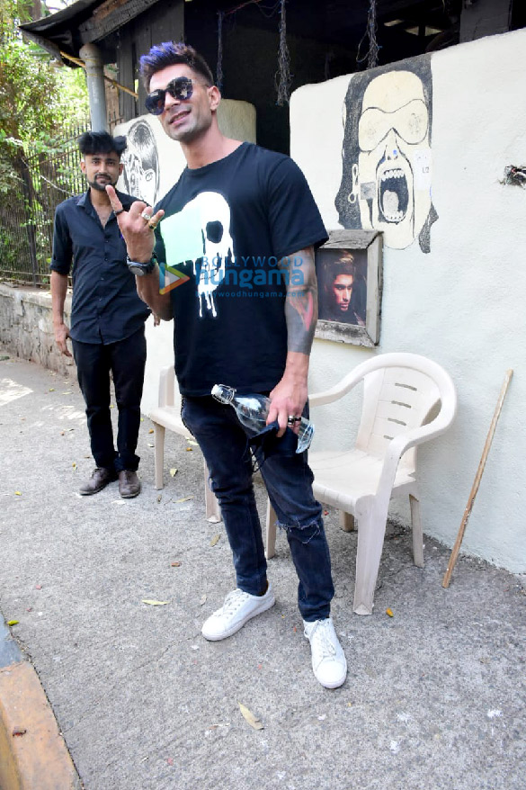 photos karan singh grover spotted at salon in bandra 2