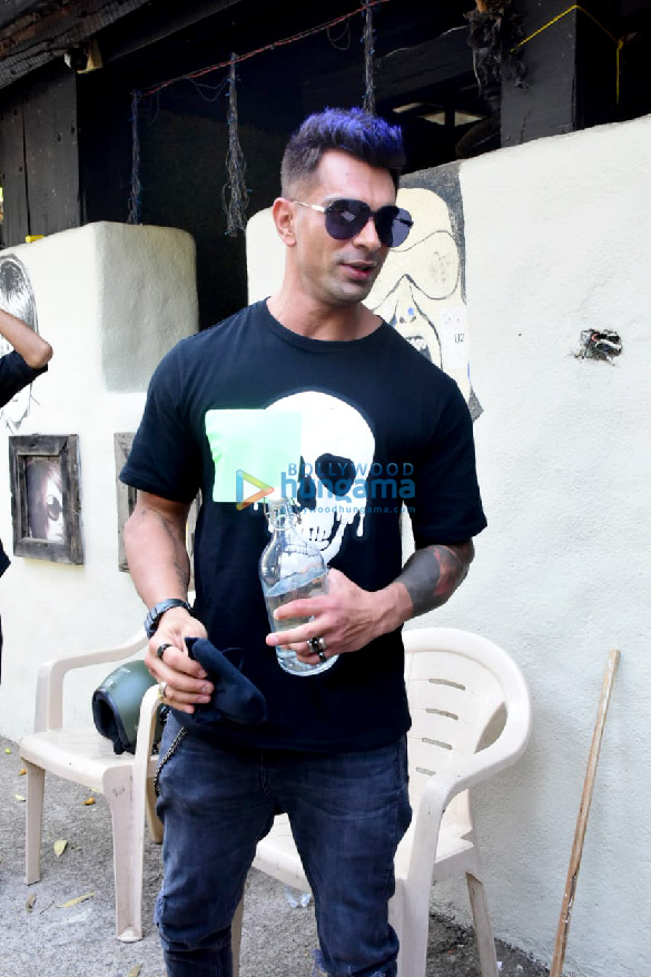 photos karan singh grover spotted at salon in bandra 4